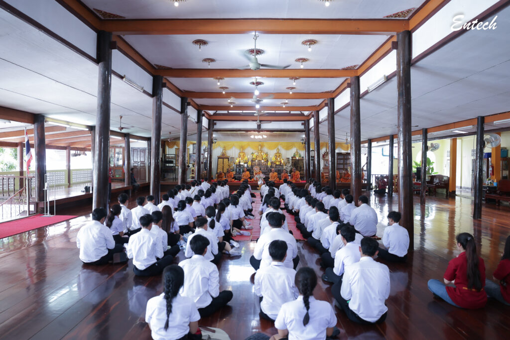 นักศึกษาคณะวิศวกรรมศาสตร์ ร่วมถวายเทียนพรรษา ณ วัดเพรียง จังหวัดเพชรบุรี