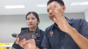 นักศึกษาวิศวกรรมเครื่องกล มรภ.เพชรบุรี นำเสนอผลงานเท้าเหยียบพะอง