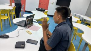 นักศึกษาวิศวกรรมเครื่องกล มรภ.เพชรบุรี นำเสนอผลงานเท้าเหยียบพะอง